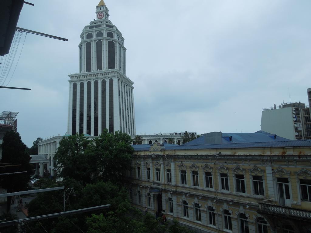 Nellie'S Apartment 巴统 外观 照片